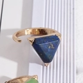 Verstellbarer Goldring mit blauem Lapislazuli im Dreiecksschliff im Boho-Stil - Lapislazuli / Blau