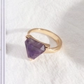 Verstellbarer Goldring mit einem großen, dreieckigen lila Amethyst-Steinbesatz - Amethyst / Lila