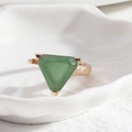 Goldener offener Ring mit dreieckigem grünem Halbedelstein in Muschelschale - Grüner Aventurin / Grün
