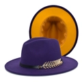 Dettaglio cappello in feltro viola con fibbia piuma dorata e fodera della tesa gialla - M (56-58cm) / Viola & Giallo Contrasto