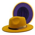 Dettaglio cappello fedora in lana gialla con fodera viola e decorazione a piuma dorata - M (56-58cm) / Giallo & Viola Contrasto