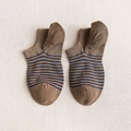 Men's low-cut boat socks in brown with blue horizontal stripes on textured beige fabric - One Size / Coffee Stripe
