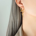 Pendientes de serpiente vintage en acero de titanio dorado con textura de escamas - Dorado