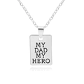 Vue macro d'un pendentif rectangulaire argenté avec l'inscription gravée MY DAD MY HERO - Collier (A1449)