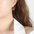 Barocke goldene hohle U-Ohrringe an einem Modell für einen luxuriösen Vintage-Look - Gold