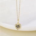 Detalle del colgante de corazón con flor de esmalte negro y circón en collar dorado - Dorado