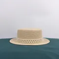 Eleganter beiger Strohhut mit drei Reihen weißer Perlen auf dunkelgrünem Grund - M / Beige