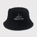 Detailansicht der weißen I CAN'T BREATHE Stickerei auf einem schwarzen Fischerhut - M / I CAN'T BREATHE Schwarz