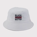 Detail der hochwertigen schwarz-roten Stickerei auf einem weißen Baumwoll-Anglerhut - M / BLACK LIVES MATTER Weiß