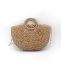 Detail der halbmondförmigen Strohhandtasche mit runden Griffen und Kordelzug-Innenfutter - Khaki