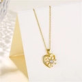 Nahaufnahme der goldenen Edelstahl-Herzkette mit einem Zirkonia-Blumenanhänger - Länge 40+5cm / Gold