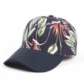 Dettaglio del cappellino blu navy con motivo floreale tropicale e trama in twill - Regolabile / Blu Notte