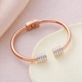 Brazalete cilíndrico en oro rosa con pavé de circonitas brillantes y apertura móvil - Oro rosa