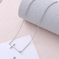 Collar minimalista de acero inoxidable plateado con colgante de cruz horizontal - Color Acero