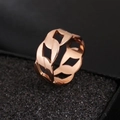 Modischer Ring aus roségoldenem Edelstahl im Ketten-Design auf dunklem Hintergrund - US 6 / Roségold