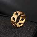 Polierter goldener Edelstahlring im Uhrenarmband-Design auf schwarzem Polster präsentiert - US 6 / Gold
