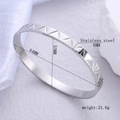 Bracciale minimalista a V in acciaio inossidabile con motivi incisi e dimensioni precise - Color Acciaio