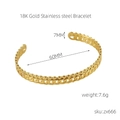 Dettaglio di bracciale aperto in acciaio inossidabile 18K con trama a catena e larghezza 7mm - Oro