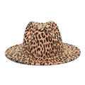 Dettaglio di un cappello fedora leopardato con tesa piatta e corona classica a pizzico - M(56-58cm) / Cammello