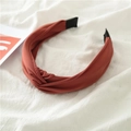 Detalle de diadema de tela terracota con nudo elegante y diseño antideslizante moderno - Granate