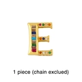 Detalle del colgante letra E dorado con circonitas arcoíris en tallas baguette y redonda - Colgante Letra E