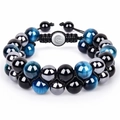 Dettaglio del bracciale con perline occhio di gatto blu e ciondolo simbolo Om - Bracciale Occhio di Tigre Blu
