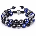 Vista macro dettagliata delle pietre laviche da 10mm e dell'ematite nel bracciale intrecciato - Bracciale Occhio di Tigre Celeste