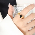 Anello d'oro con design a cuore nero conchiglia sulla mano per un look minimal - US 7 / Oro Acrilico Nero