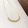 Detalle del collar de cadena de serpiente dorada con detalles de circonita incrustada - Dorado Blanco Circonita