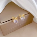Orecchini a fiocco dorati con micro-intarsi di cristalli su portagioie beige - Orecchini a Bottone (J322) / Oro