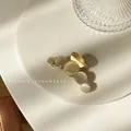 Detalle de cinco piedras de ojo de gato blancas en una pinza para el pelo dorada - Diseño Degradado de 5 Piedras de Opalo / Pequeño 7cm
