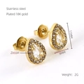 Makrofoto der 11-mm-Zirkonia-Ohrringe mit 18 Karat vergoldetem Edelstahl und Details - Weißer Zirkonia