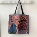 Nahaufnahme der Jacquard-Canvas-Tasche mit abstrakten Katzenmotiven und Herzmustern - Doppelseitige Herz-Katze