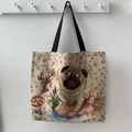 Detail der Canvas-Einkaufstasche mit Mops- und Hummer-Druck auf Stoffstruktur - Doppelseitiger Mops