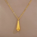 Detail eines goldenen Tropfenanhängers an einer eleganten Halskette aus Titanstahl - Gold