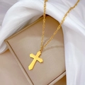 Elegante collar de cruz de acero de titanio dorado en joyero de color beige con seda - Dorado