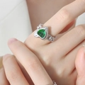 Anello argentato a catena con cristallo verde a cuore indossato sul dito - Taglia US 7 (Aperto Regolabile) / Acciaio al titanio con vetro verde / Argento con pietra verde