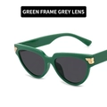 Occhiali da sole retrò cat-eye con montatura verde, lenti grigie e dettagli oro - Montatura Verde Lenti Grigie