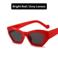 Occhiali da sole retrò cat-eye con montatura rossa e lenti grigie per uno stile chic - Montatura rossa lenti grigie