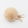 Dettaglio portachiavi a pompon marrone chiaro con ciondolo a foglia dorata e perla lucida - Beige Cachi