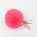 Dettaglio portachiavi pompon rosa in finta pelliccia con foglia dorata e perla - Rosso Anguria