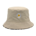 Detailaufnahme der Gänseblümchen-Stickerei auf beige Baumwollhut Stickerei mit genähter Krempe in Beige - M (56-58cm) / Beige
