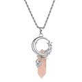 Halskette mit rosa Kristall-Sechskantsäule, umhüllt von Mond und Stern - Rosenquarz / Silberkette