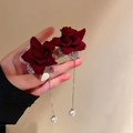 Details eines eleganten bordeauxroten Rosen-Ohrrings mit Silberblatt und Perlenanhänger - 1# 925 Sterling Silber Ohrringpfosten - Dunkelrote Rosenquastenohrringe
