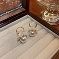 Gold plated hoop earrings with large white pearl and delicate shell flowers - Mother-of-pearl Flower Pearl (Ear Buckle. Flower)