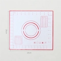 Tappetino in silicone bianco per impastare con scale rosse e tabelle di conversione - 26*29cm / Rosso