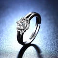 Detailansicht eines Moissanit-Rings mit Sechs-Klauen-Blumenfassung und Hohlband-Design - Y057 Sechsblättrige Blume Pave