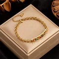 Bracciale a catena dorata con cristalli rettangolari multicolori su una scatola di gioielli - 17+5cm / Oro
