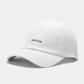 Dettaglio cappellino bianco in cotone con ricamo CRUISE blu e visiera curva classica - Regolabile / Bianco