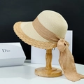 Primer plano del sombrero de paja beige con tejido fino y lazo de cinta marrón - M (56-58cm) / Beige